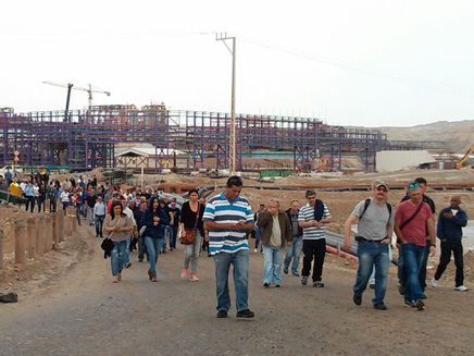 עובדי המפעל בצעדת המחאה, היום