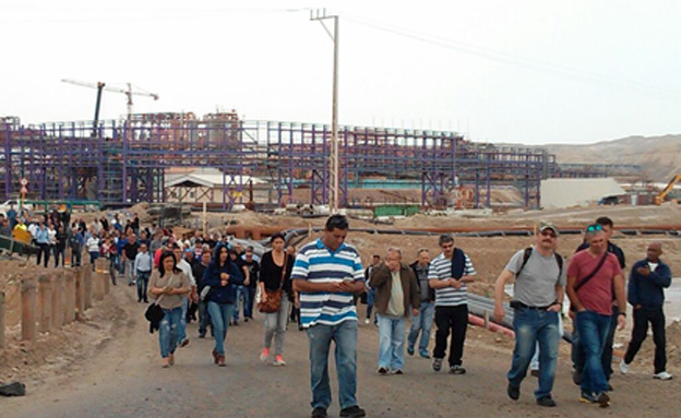 עובדי המפעל בצעדת המחאה, היום