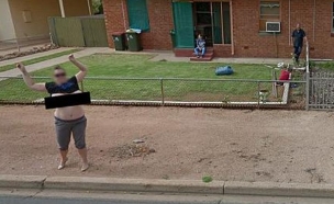 קארן דייויד חושפת חזה בגוגל סטריט-וויו (צילום: Google Street-View)