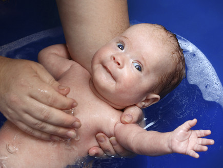 אמבטיה לתינוק (צילום: אימג'בנק / Thinkstock)