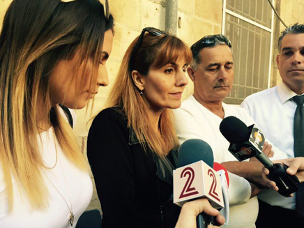 בני משפחתו של אסרף מחוץ לבית המשפט הבוקר (צילום: חדשות 2)