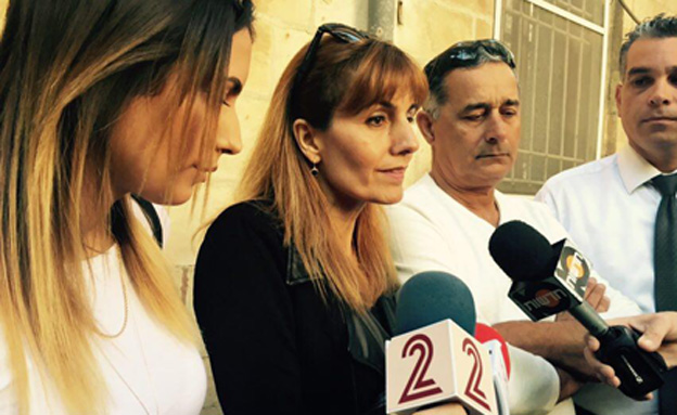 בני משפחתו של אסרף מחוץ לבית המשפט הבוקר (צילום: חדשות 2)