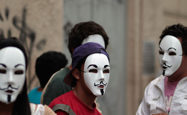 בין היעדים: טלפונים חכמים וטאבלטים. פעילי "אנונימו (צילום: רויטרס)