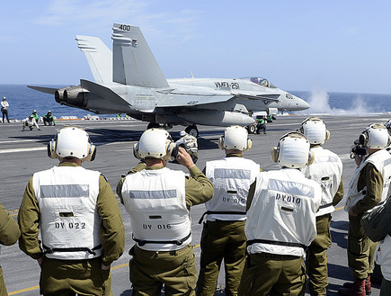 קצינים ישראלים על נושאת מטוסים אמריקאית (צילום: מתי שטרן, שגרירות ארה