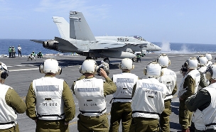 קצינים ישראלים על נושאת מטוסים אמריקאית (צילום: מתי שטרן, שגרירות ארה"ב תל אביב)