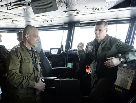 קצינים ישראלים על נושאת מטוסים אמריקאית (צילום: מתי שטרן, שגרירות ארה