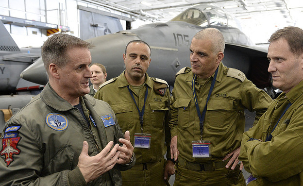 קצינים ישראלים על נושאת מטוסים אמריקאית (צילום: מתי שטרן, שגרירות ארה"ב תל אביב)