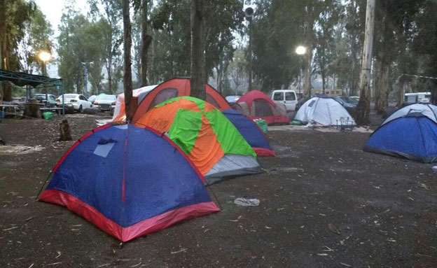 אוהלים רטובים בכנרת, היום (צילום: צילום מיכאל אלביליה רשות ניקוז ונחלים כינרת)