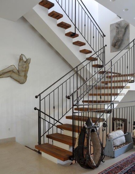 אריאלה לביא, מדרגות גובה  (צילום: שי אדם)