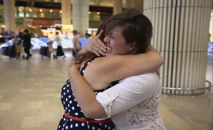 האחיות שלא ידעו זו על זו נפגשות לראשונה (וידאו WMV: קשת, דוקו קשת)