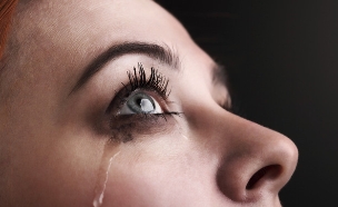 אישה יפה בוכה (צילום: אימג'בנק / Thinkstock)