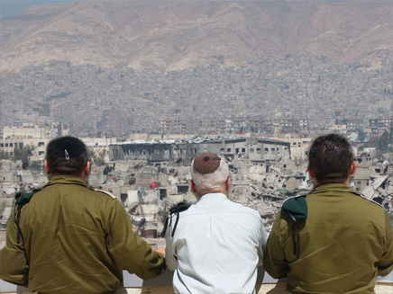 האחים על רקע ההרס בסוריה. עיבוד תמונה