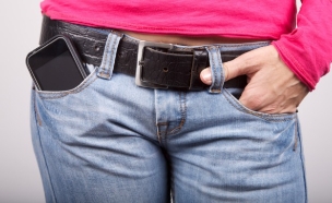 טלפון בכיס הג'ינס (צילום: אימג'בנק / Thinkstock)