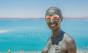 אישה מלאה בבוץ, ים המלח (צילום: אימג'בנק / Thinkstock)