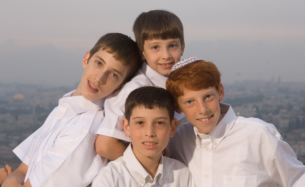 ברקאי שור ז"ל עם שלושת אחיו הקטנים (צילום: חיים מאירסדורף)