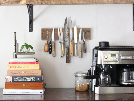 עשה זאת בעצמך למטבח , מעמד סכינים ממשטח עץ ומגנטים (צילום: Mary _ Tim Vidra, ehow.com)