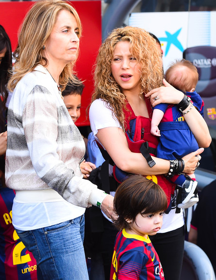 שאקירה ופיקה עם הילדים, אפריל 2015 (צילום: David Ramos, GettyImages IL)