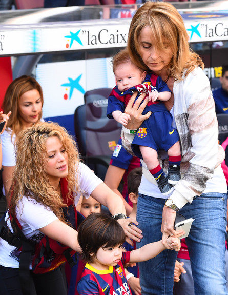 שאקירה ופיקה עם הילדים, אפריל 2015 (צילום: David Ramos, GettyImages IL)