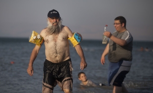 רוחצים בכנרת (צילום: Lior Mizrahi, GettyImages IL)