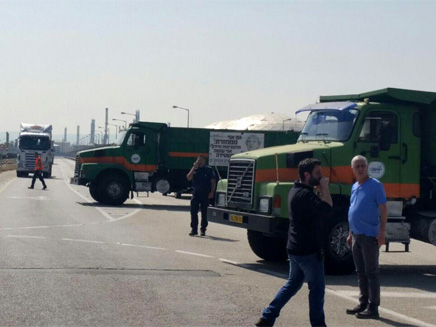 משאיות חוסמות את הכניסה למפעלים בחיפה (צילום: חדשות 2)