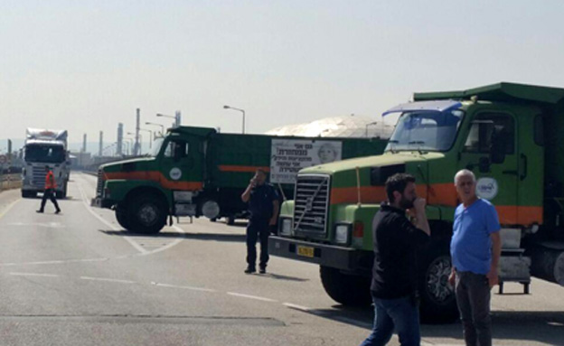 משאיות חוסמות את הכניסה למפעלים בחיפה (צילום: חדשות 2)