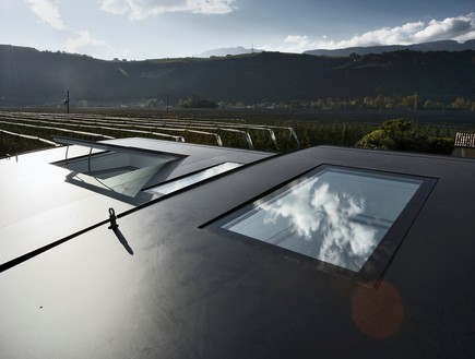 בתי המראה 14, אוורור טבעי בעזרת חלונות הגג (צילום: Oskar Da Riz, Nicolò Degiorgis)
