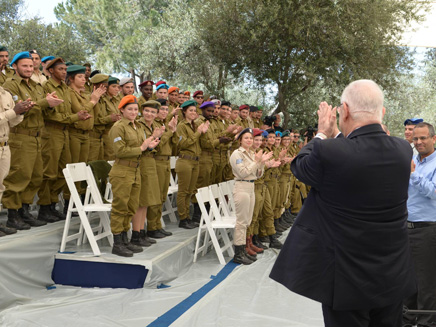 רובי ריבלין נועד עם החיילים המצטיינים (צילום: חדשות 2)