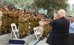 רובי ריבלין נועד עם החיילים המצטיינים (צילום: חדשות 2)