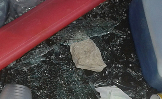אחת האבנים שהושלכו בתוך רכבו של הקצין, ה