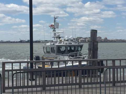 מעבורת של משטרת ניו יורק באזור, אתמול (צילום: טוויטר)