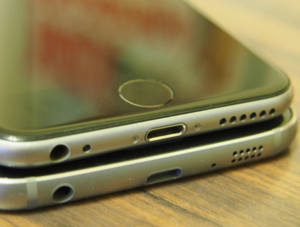 אייפון 6 מול גלקסי S6  (צילום: ניב ליליאן)