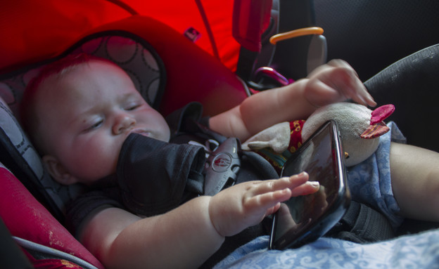 תינוק עם סמארטפון (צילום: Quinn Dombrowski, Flickr)