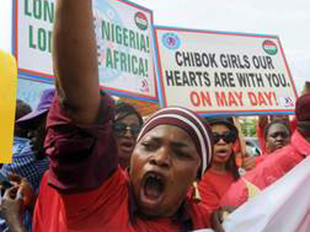 המחאה לשחרור הבנות שנחטפו בשנה שעברה (צילום: sky news)
