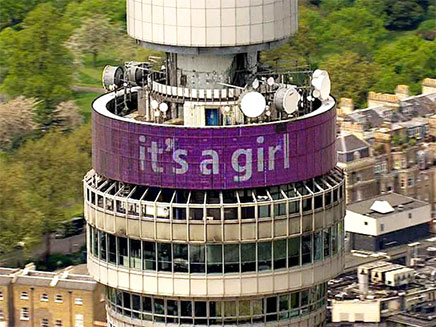בריטניה חוגגת את הולדת הבת של וויליאם וקייט (צילום: sky news)