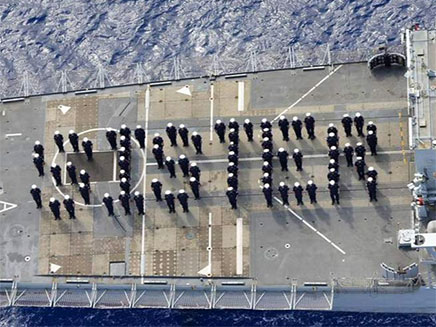 שמח גם בצי המלכותי (צילום: sky news)