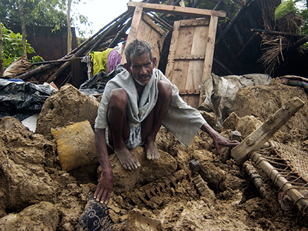 שרד יותר משבוע מתחת להריסות. הנפאלי בן ה-101 (צילום: רויטרס)