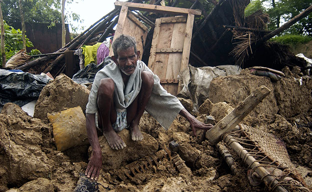 שרד יותר משבוע מתחת להריסות. הנפאלי בן ה-101 (צילום: רויטרס)
