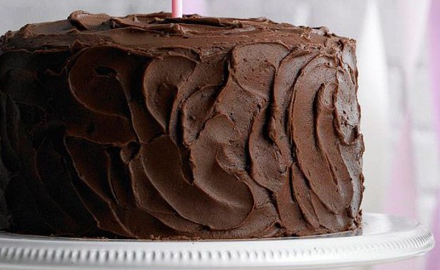 עוגות שוקולד - גבוהה עם קרם ונר (צילום: צילום מסך מהאתר www.bhg.com)