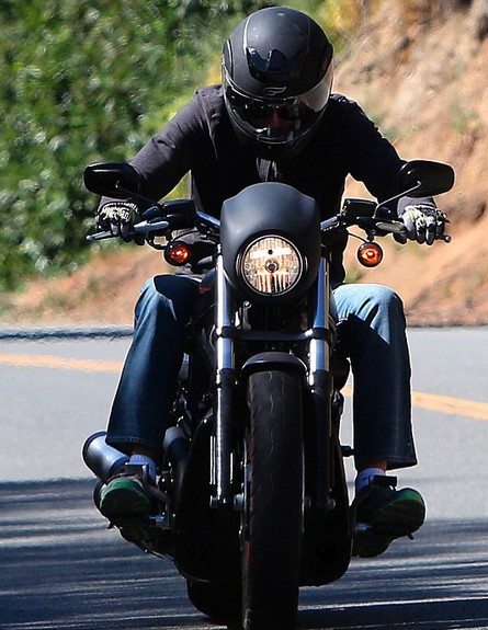 ברוס ג'אנר על אופנוע עם חזיה, אפריל 2015