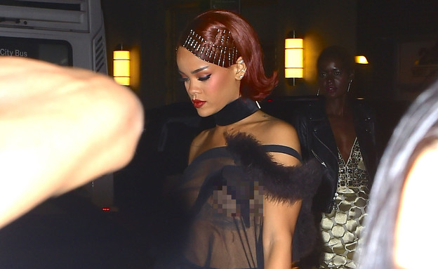 ריהאנה חושפת חזה, מאי 2015 (צילום: Splashnews, splash news)