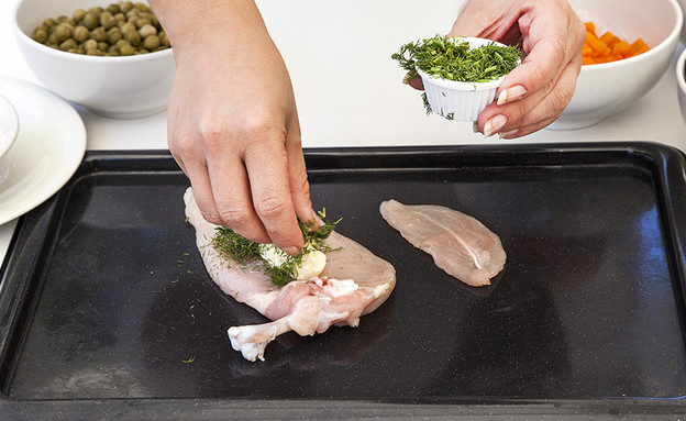 צ'יקן קייב - מוסיפים את המרגרינה בטעם חמאה והירק