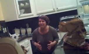 אמא עושה פיפי (צילום: youtube)