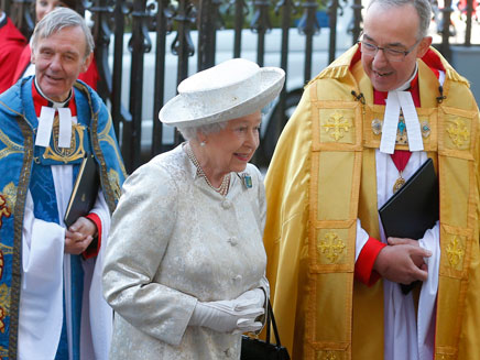 ממתינה לממשלה. המלכה אליזבת' (צילום: רויטרס)