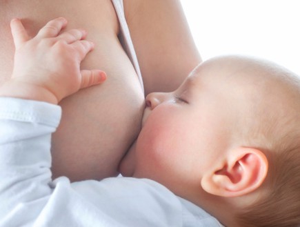 אמא מניקה תינוק קטן (צילום: Thinkstock)