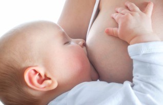אמא מניקה תינוק קטן (צילום: Thinkstock)