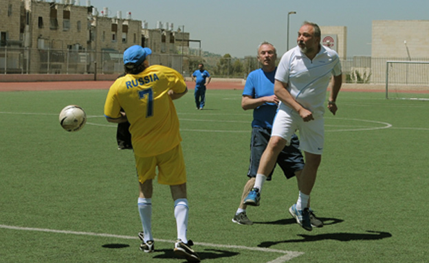 צפו: חברי הכנסת עולים על המגרש (צילום: פאבל ארשבסקי קונגרס יהודי רוסיה)