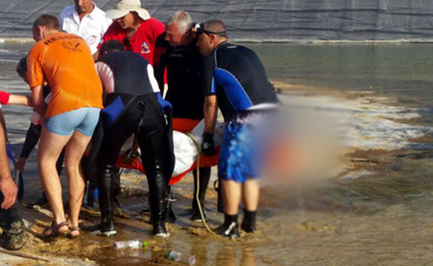 צוותי החילוץ מוציאים את גופת הצעיר שטבע, היום (צילום: דוברות כבאות והצלה נגב.)