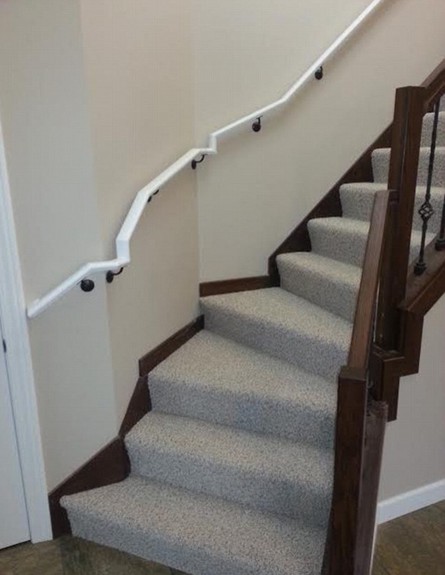11 טעויות עיצוב, מילא שהמדרגות עקומות, אבל למה גם המעקה צריך להיות (צילום: uglyhousephotos.com)