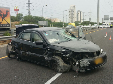זירת התאונה הקטלנית בכביש 4, הבוקר (צילום: אלירן חייט, חדשות 2)