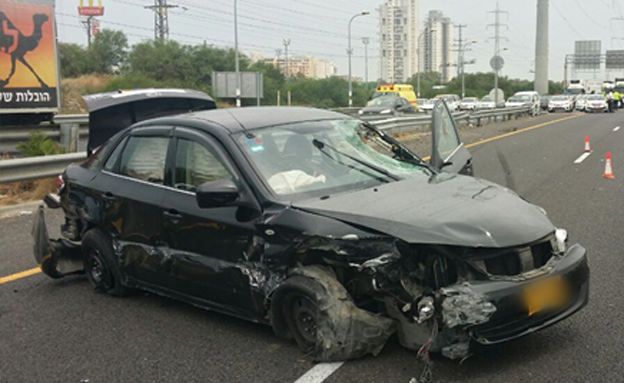 זירת התאונה הקטלנית בכביש 4, הבוקר (צילום: אלירן חייט, חדשות 2)